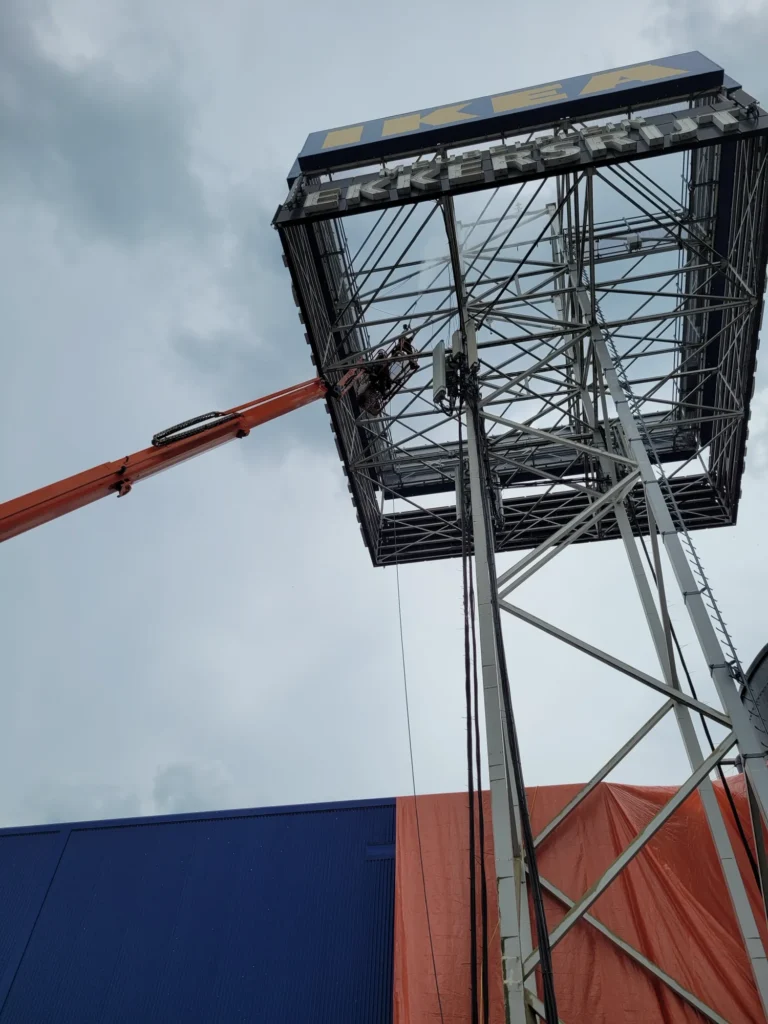 Versteviging reclamemast IKEA Eindhoven